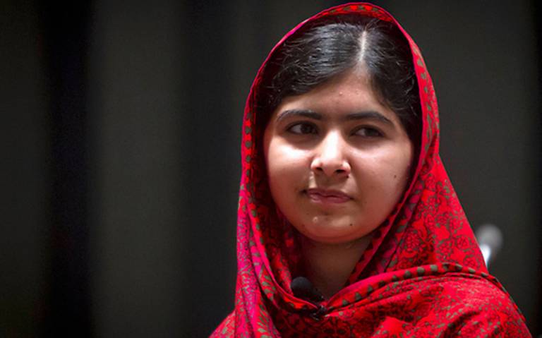 Foto de Malala, uma menina de cabelos pretos, olhos pretos e um xale vermelho